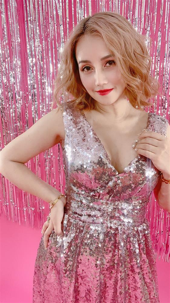 Cô Xuyến Hoàng Yến hẳn rất có gu, diện áo phông quần jean nhưng chiếc túi lấp ló màu bạc hà mới đáng chú ý-1