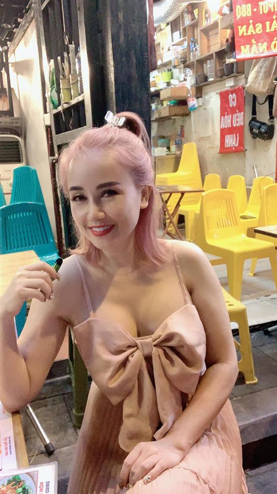 Cô Xuyến Hoàng Yến hẳn rất có gu, diện áo phông quần jean nhưng chiếc túi lấp ló màu bạc hà mới đáng chú ý-4