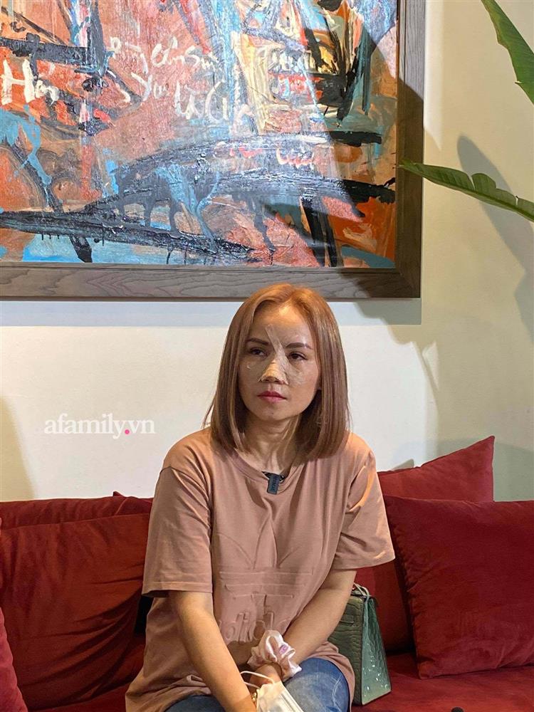 Cô Xuyến Hoàng Yến hẳn rất có gu, diện áo phông quần jean nhưng chiếc túi lấp ló màu bạc hà mới đáng chú ý-7