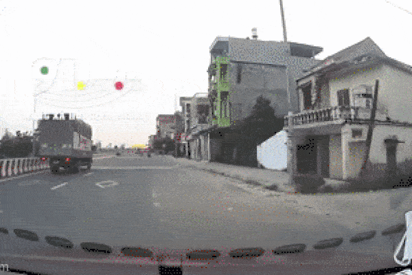 Cảnh tượng kinh hoàng: Nam sinh đâm rất mạnh vào ô tô, lộn nhiều vòng trên không trung trước khi tiếp đất