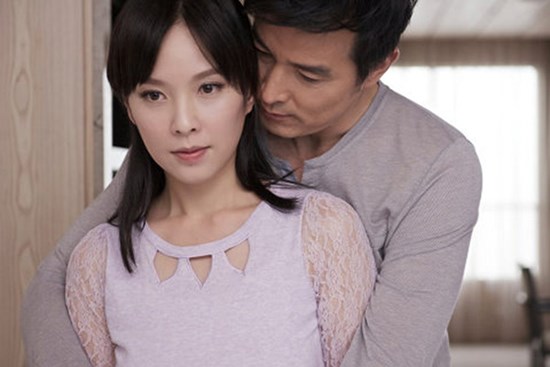 Sau chuyến công tác trở về nhà, bị chồng đẩy vào phòng tắm, thấy lạ tôi nhất quyết đạp cửa lao vào phòng ngủ thì chết lặng