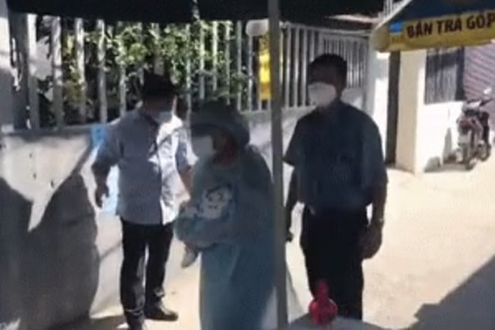 Xót xa hình ảnh em bé 8 ngày tuổi được đưa đi cách ly khi cả gia đình 5 người đều mắc COVID-19