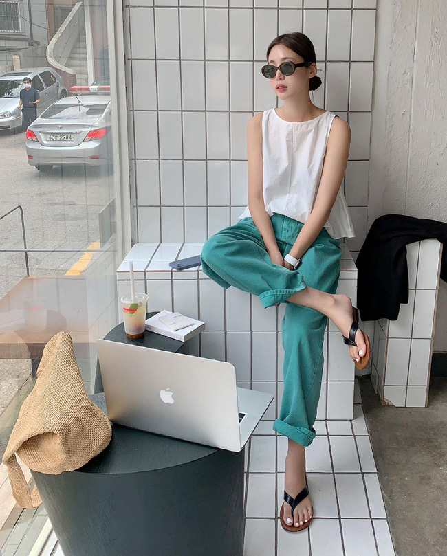 Nàng blogger Hàn gợi ý 11 cách mặc áo hai dây đơn giản, nhưng lên hình sống ảo rất mãn nhãn-1
