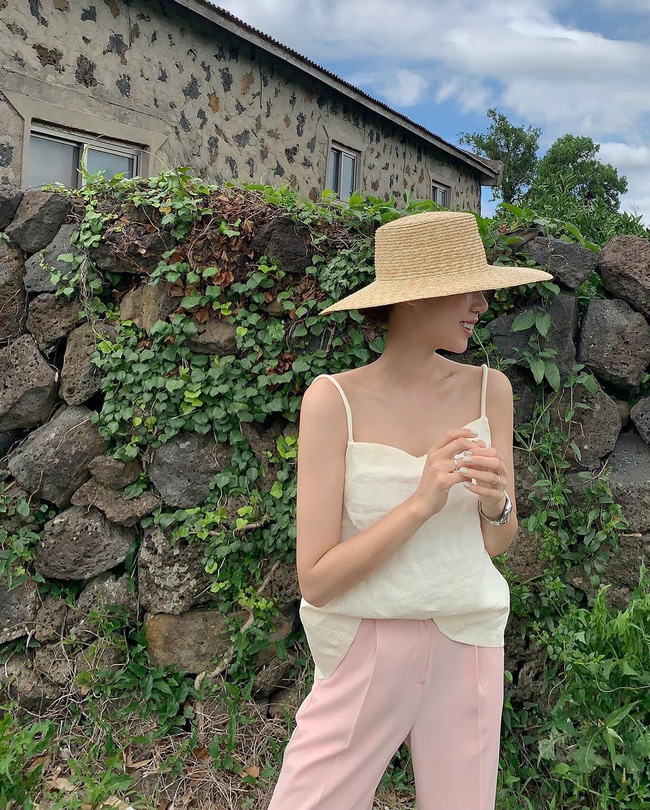 Nàng blogger Hàn gợi ý 11 cách mặc áo hai dây đơn giản, nhưng lên hình sống ảo rất mãn nhãn-4