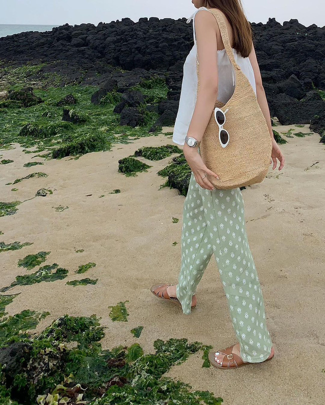 Nàng blogger Hàn gợi ý 11 cách mặc áo hai dây đơn giản, nhưng lên hình sống ảo rất mãn nhãn-5