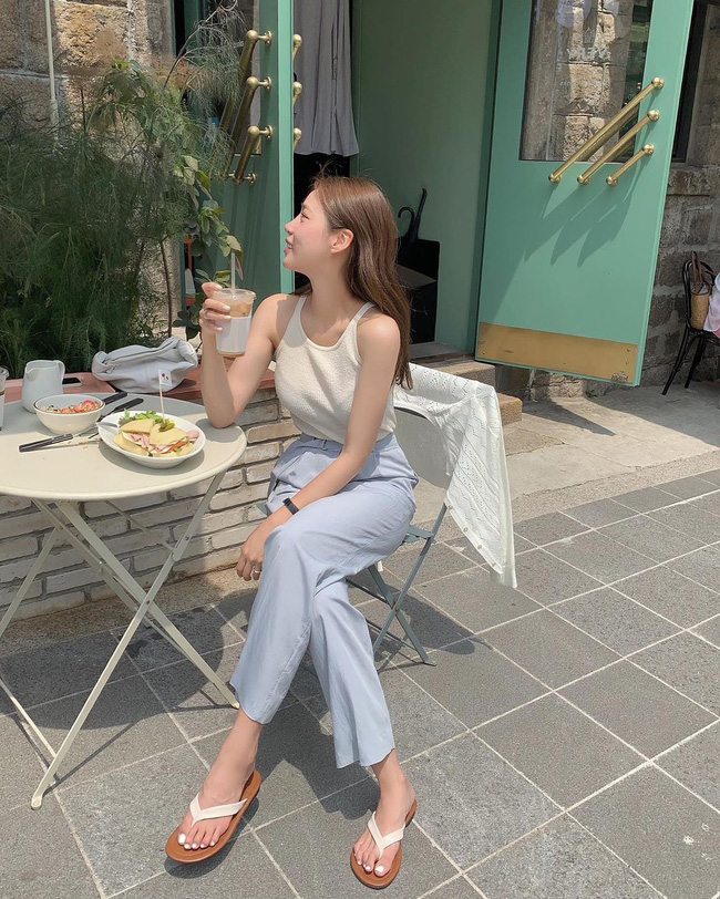 Nàng blogger Hàn gợi ý 11 cách mặc áo hai dây đơn giản, nhưng lên hình sống ảo rất mãn nhãn-6