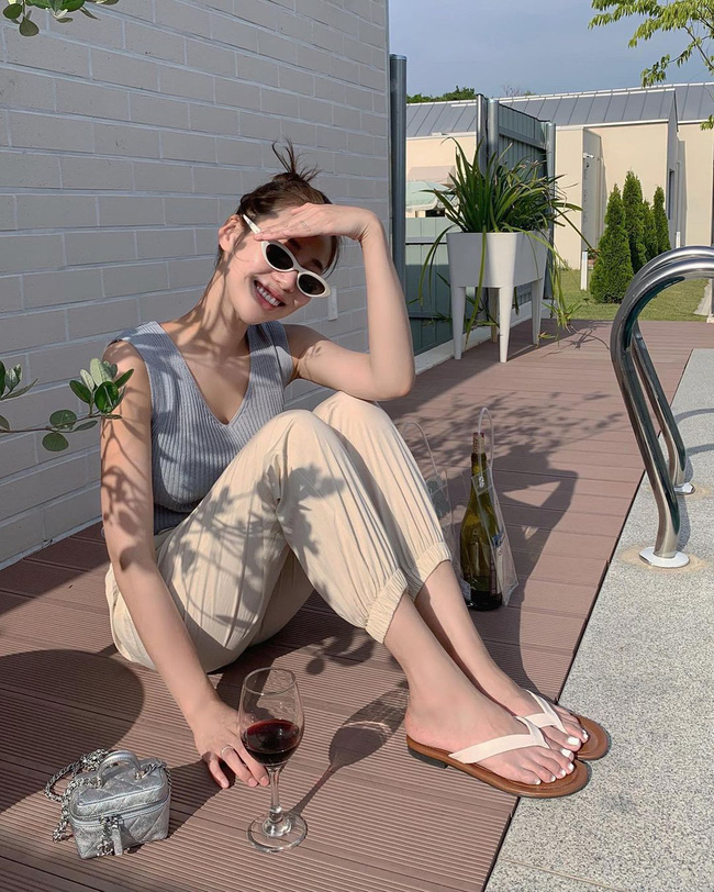 Nàng blogger Hàn gợi ý 11 cách mặc áo hai dây đơn giản, nhưng lên hình sống ảo rất mãn nhãn-8