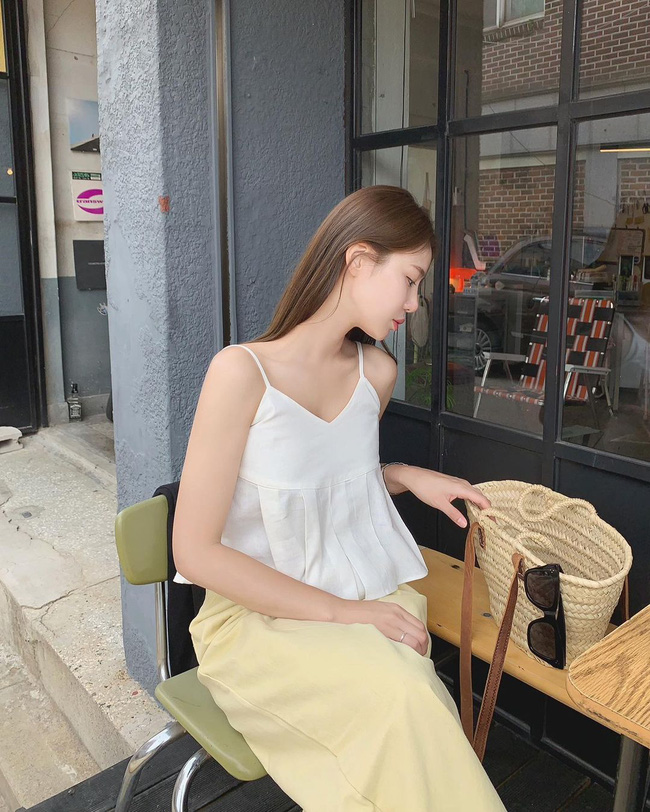 Nàng blogger Hàn gợi ý 11 cách mặc áo hai dây đơn giản, nhưng lên hình sống ảo rất mãn nhãn-9