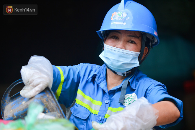 Nước mắt những công nhân thu gom rác bị nợ lương ở Hà Nội: Con nhỏ nghỉ học vì xấu hổ, người bị cụt chân mò mẫm trong rác-3