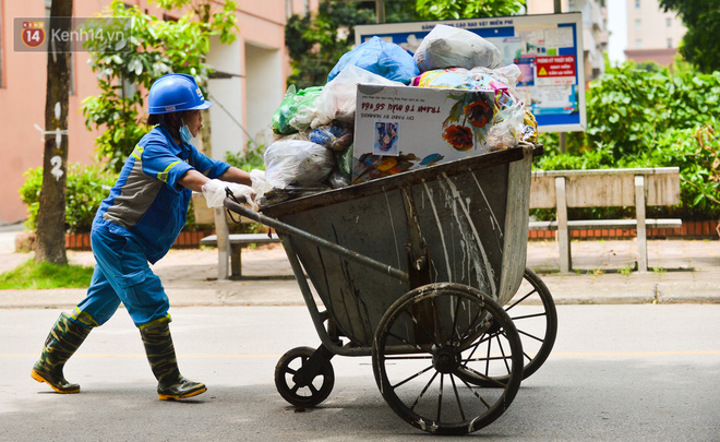 Nước mắt những công nhân thu gom rác bị nợ lương ở Hà Nội: Con nhỏ nghỉ học vì xấu hổ, người bị cụt chân mò mẫm trong rác-4