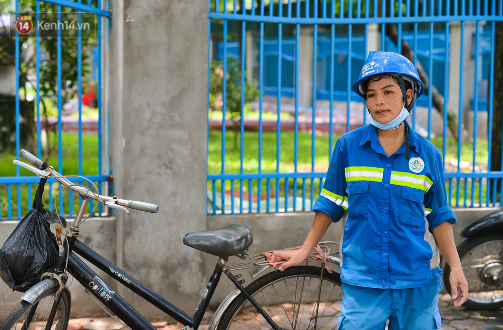 Nước mắt những công nhân thu gom rác bị nợ lương ở Hà Nội: Con nhỏ nghỉ học vì xấu hổ, người bị cụt chân mò mẫm trong rác-6