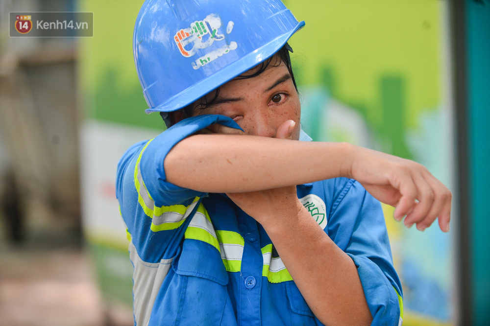 Nước mắt những công nhân thu gom rác bị nợ lương ở Hà Nội: Con nhỏ nghỉ học vì xấu hổ, người bị cụt chân mò mẫm trong rác-12