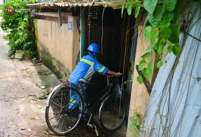 Nước mắt những công nhân thu gom rác bị nợ lương ở Hà Nội: Con nhỏ nghỉ học vì xấu hổ, người bị cụt chân mò mẫm trong rác-8