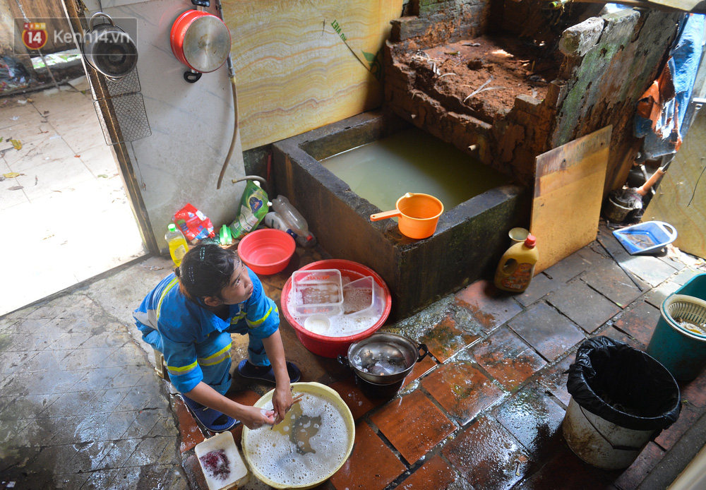 Nước mắt những công nhân thu gom rác bị nợ lương ở Hà Nội: Con nhỏ nghỉ học vì xấu hổ, người bị cụt chân mò mẫm trong rác-11