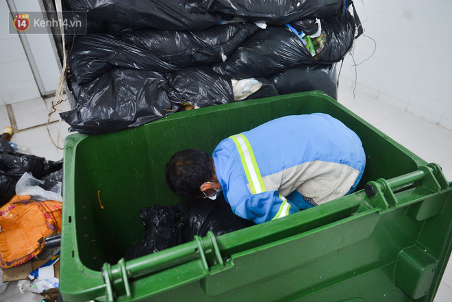 Nước mắt những công nhân thu gom rác bị nợ lương ở Hà Nội: Con nhỏ nghỉ học vì xấu hổ, người bị cụt chân mò mẫm trong rác-15