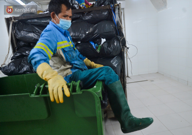 Nước mắt những công nhân thu gom rác bị nợ lương ở Hà Nội: Con nhỏ nghỉ học vì xấu hổ, người bị cụt chân mò mẫm trong rác-14