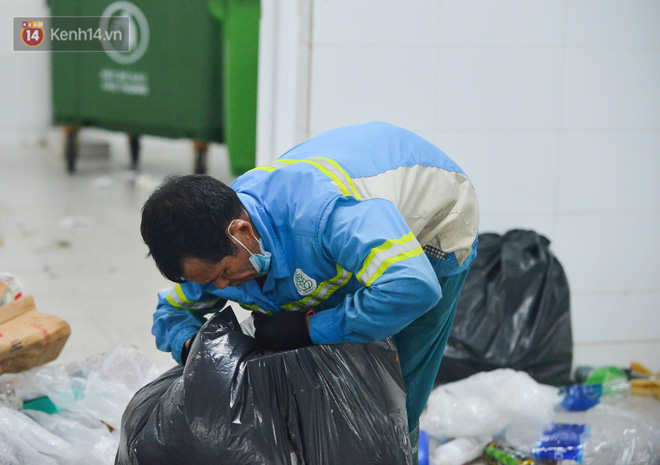 Nước mắt những công nhân thu gom rác bị nợ lương ở Hà Nội: Con nhỏ nghỉ học vì xấu hổ, người bị cụt chân mò mẫm trong rác-19