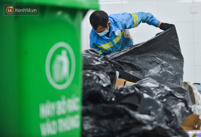Nước mắt những công nhân thu gom rác bị nợ lương ở Hà Nội: Con nhỏ nghỉ học vì xấu hổ, người bị cụt chân mò mẫm trong rác-18
