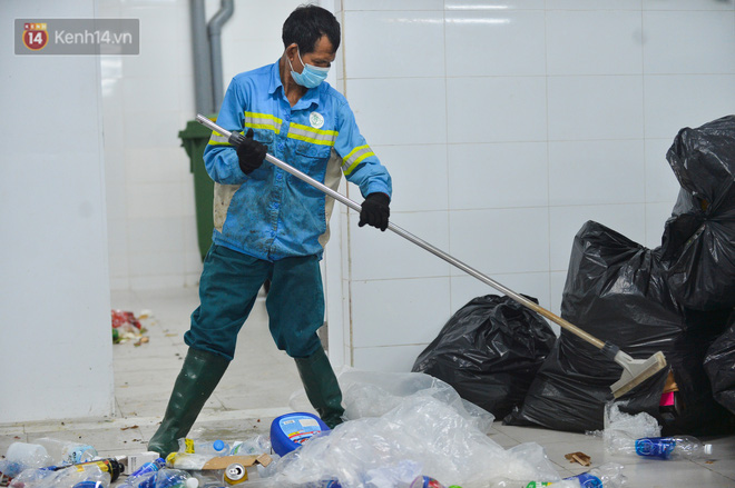 Nước mắt những công nhân thu gom rác bị nợ lương ở Hà Nội: Con nhỏ nghỉ học vì xấu hổ, người bị cụt chân mò mẫm trong rác-17