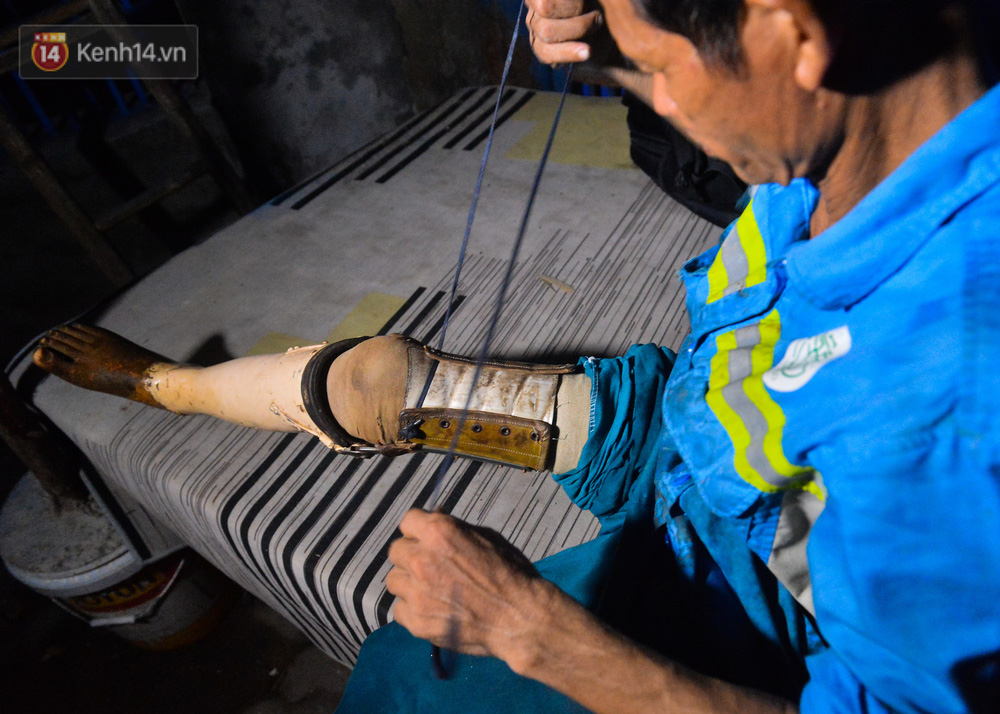 Nước mắt những công nhân thu gom rác bị nợ lương ở Hà Nội: Con nhỏ nghỉ học vì xấu hổ, người bị cụt chân mò mẫm trong rác-23