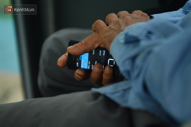 Nước mắt những công nhân thu gom rác bị nợ lương ở Hà Nội: Con nhỏ nghỉ học vì xấu hổ, người bị cụt chân mò mẫm trong rác-26