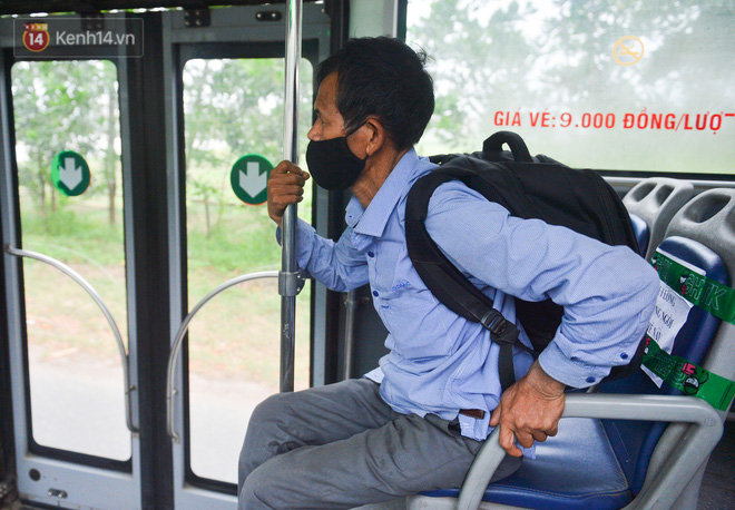 Nước mắt những công nhân thu gom rác bị nợ lương ở Hà Nội: Con nhỏ nghỉ học vì xấu hổ, người bị cụt chân mò mẫm trong rác-25