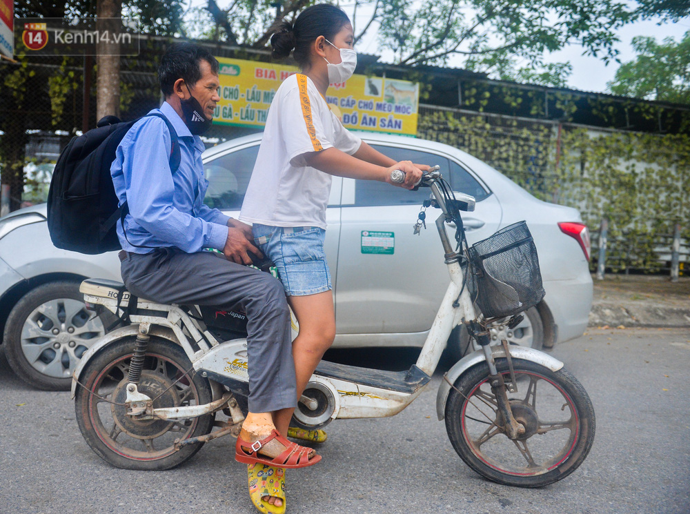 Nước mắt những công nhân thu gom rác bị nợ lương ở Hà Nội: Con nhỏ nghỉ học vì xấu hổ, người bị cụt chân mò mẫm trong rác-27