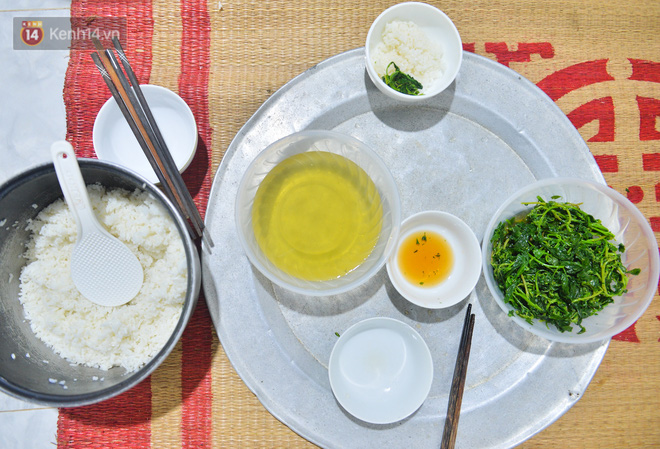 Nước mắt những công nhân thu gom rác bị nợ lương ở Hà Nội: Con nhỏ nghỉ học vì xấu hổ, người bị cụt chân mò mẫm trong rác-33