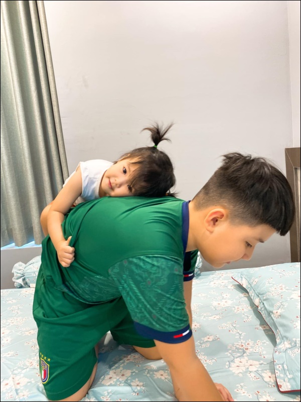 Con trai Lê Phương - Quách Ngọc Ngoan từng khiến mẹ lo lắng, có em gái lại&nbsp;tình cảm, ấm áp, nhìn cách yêu thương em mà tan chảy-8