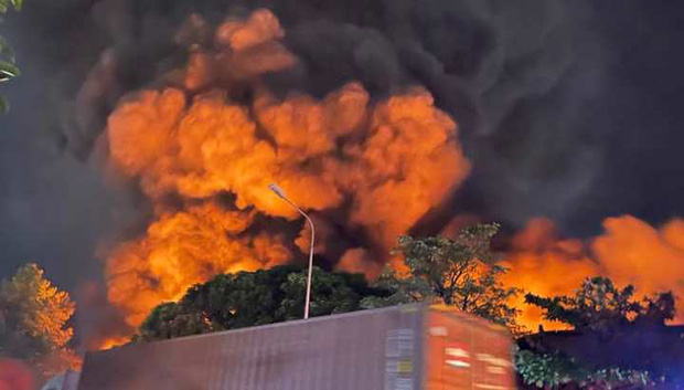 Kinh hoàng: Cháy dữ dội tại Khu công nghiệp Sóng Thần lúc nửa đêm, cả một vùng chìm trong biển lửa-2