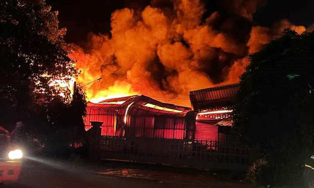 Kinh hoàng: Cháy dữ dội tại Khu công nghiệp Sóng Thần lúc nửa đêm, cả một vùng chìm trong biển lửa-1