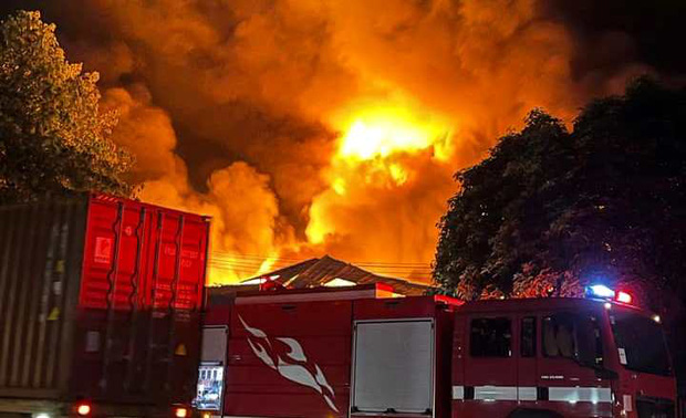Kinh hoàng: Cháy dữ dội tại Khu công nghiệp Sóng Thần lúc nửa đêm, cả một vùng chìm trong biển lửa-3