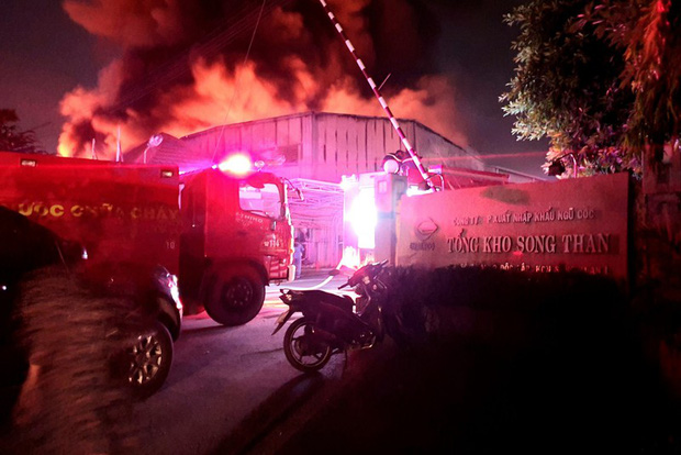 Kinh hoàng: Cháy dữ dội tại Khu công nghiệp Sóng Thần lúc nửa đêm, cả một vùng chìm trong biển lửa-4