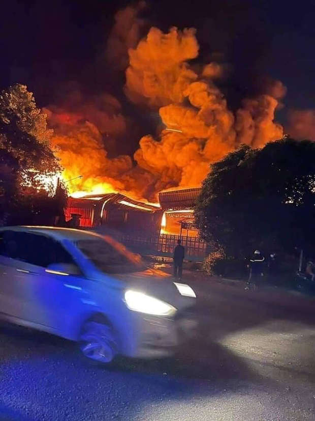Kinh hoàng: Cháy dữ dội tại Khu công nghiệp Sóng Thần lúc nửa đêm, cả một vùng chìm trong biển lửa-6
