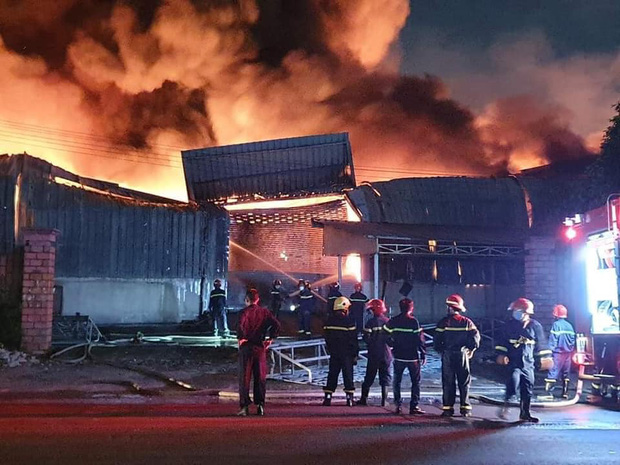 Kinh hoàng: Cháy dữ dội tại Khu công nghiệp Sóng Thần lúc nửa đêm, cả một vùng chìm trong biển lửa-5