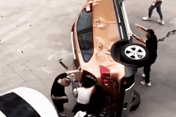 Giải cứu nữ tài xế kẹt trong ô tô đang bị lũ nhấn chìm-1