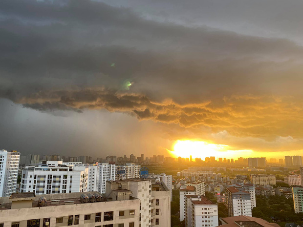 Ảnh: Hà Nội xuất hiện cơn giông lớn, mây cuồn cuộn giăng kín bầu trời-1