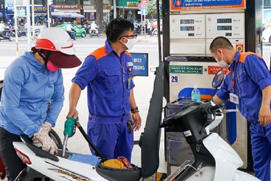 Giá xăng tiếp tục tăng mạnh, lên sát 21 nghìn đồng/lít