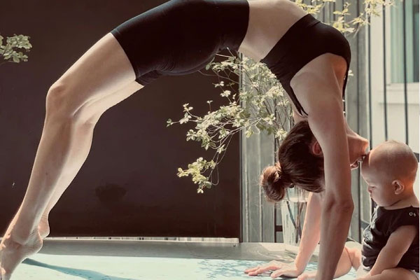 Chú chó bắt chước động tác yoga của chủ-1