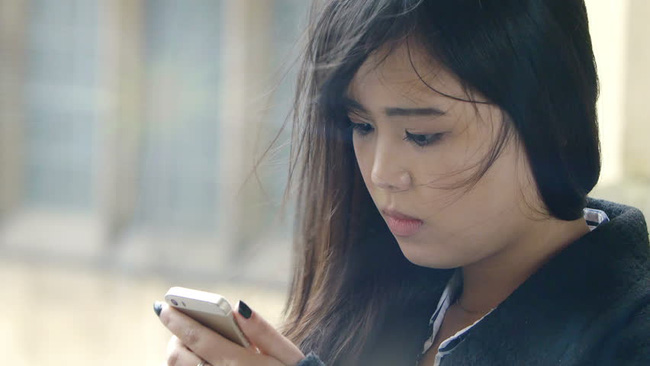 Nửa đêm thấy tin nhắn trong điện thoại chồng, tôi mở ra xem rồi bàng hoàng phát hiện bí mật động trời của anh và chị dâu-1