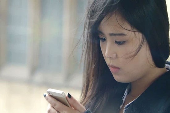 Nửa đêm thấy tin nhắn trong điện thoại chồng, tôi mở ra xem rồi bàng hoàng phát hiện bí mật động trời của anh và chị dâu