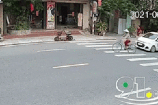 Nữ tài xế phanh ‘cháy đường’ vẫn tông trúng người đi xe đạp