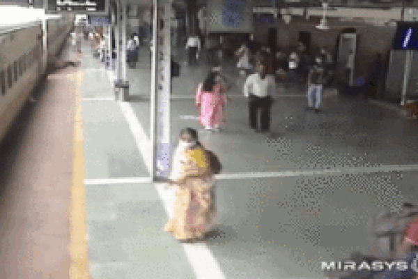 Trượt chân xuống đường ray khi tàu đang chạy, cụ ông thoát chết thần kỳ