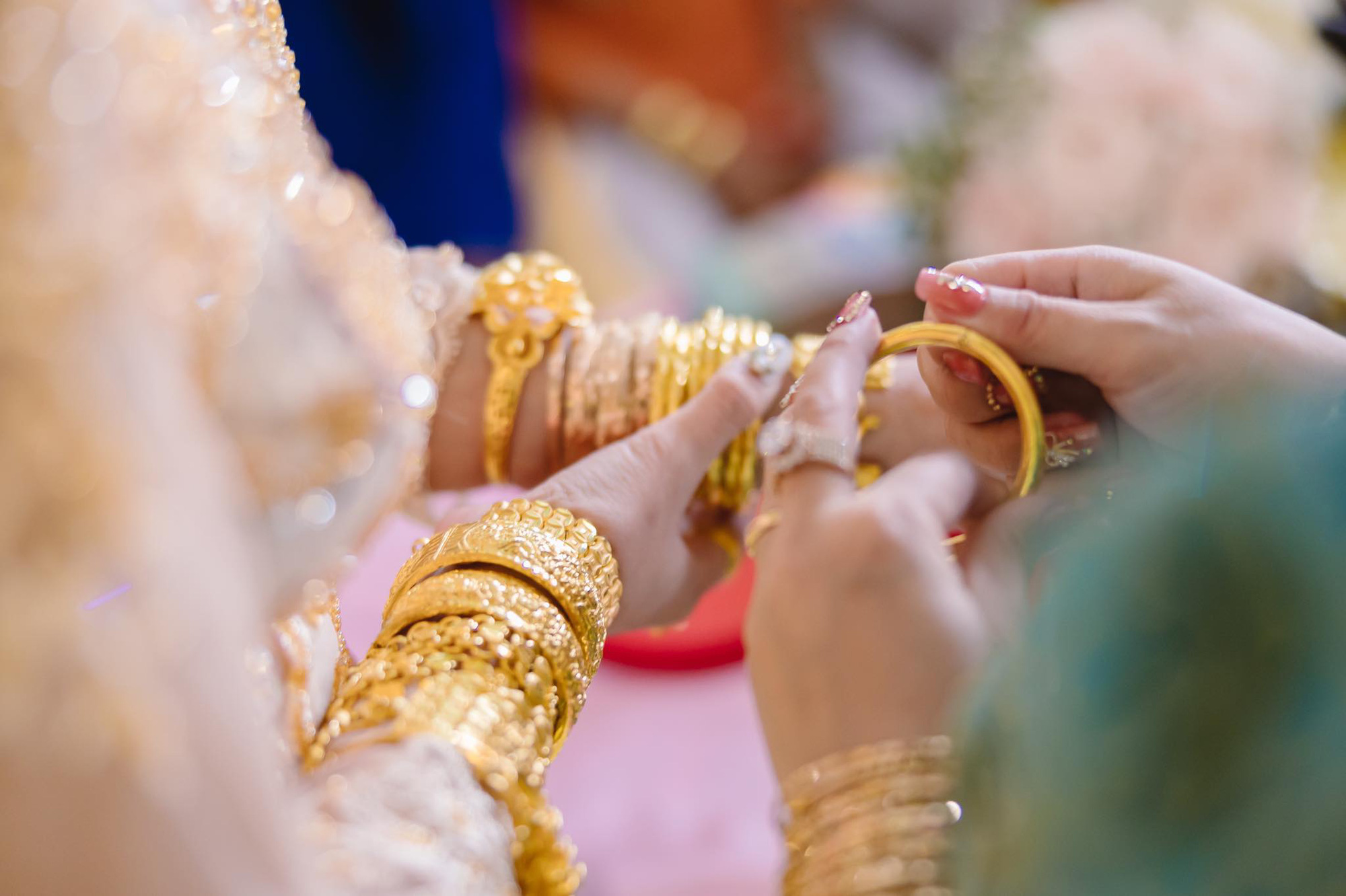 Cô dâu 18 tuổi được tặng 20 cây vàng đeo trĩu người gây bão: Tiết lộ thêm về khoản tiền mặt bố mẹ chồng cho thêm ở đám cưới!-5