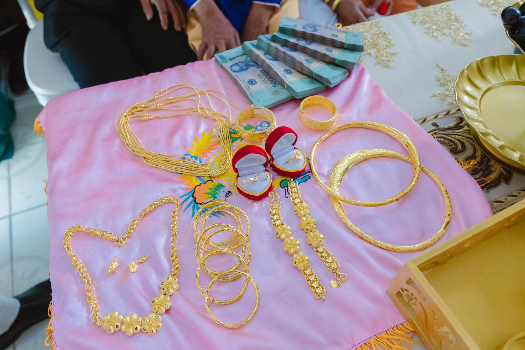 Cô dâu 18 tuổi được tặng 20 cây vàng đeo trĩu người gây bão: Tiết lộ thêm về khoản tiền mặt bố mẹ chồng cho thêm ở đám cưới!-4