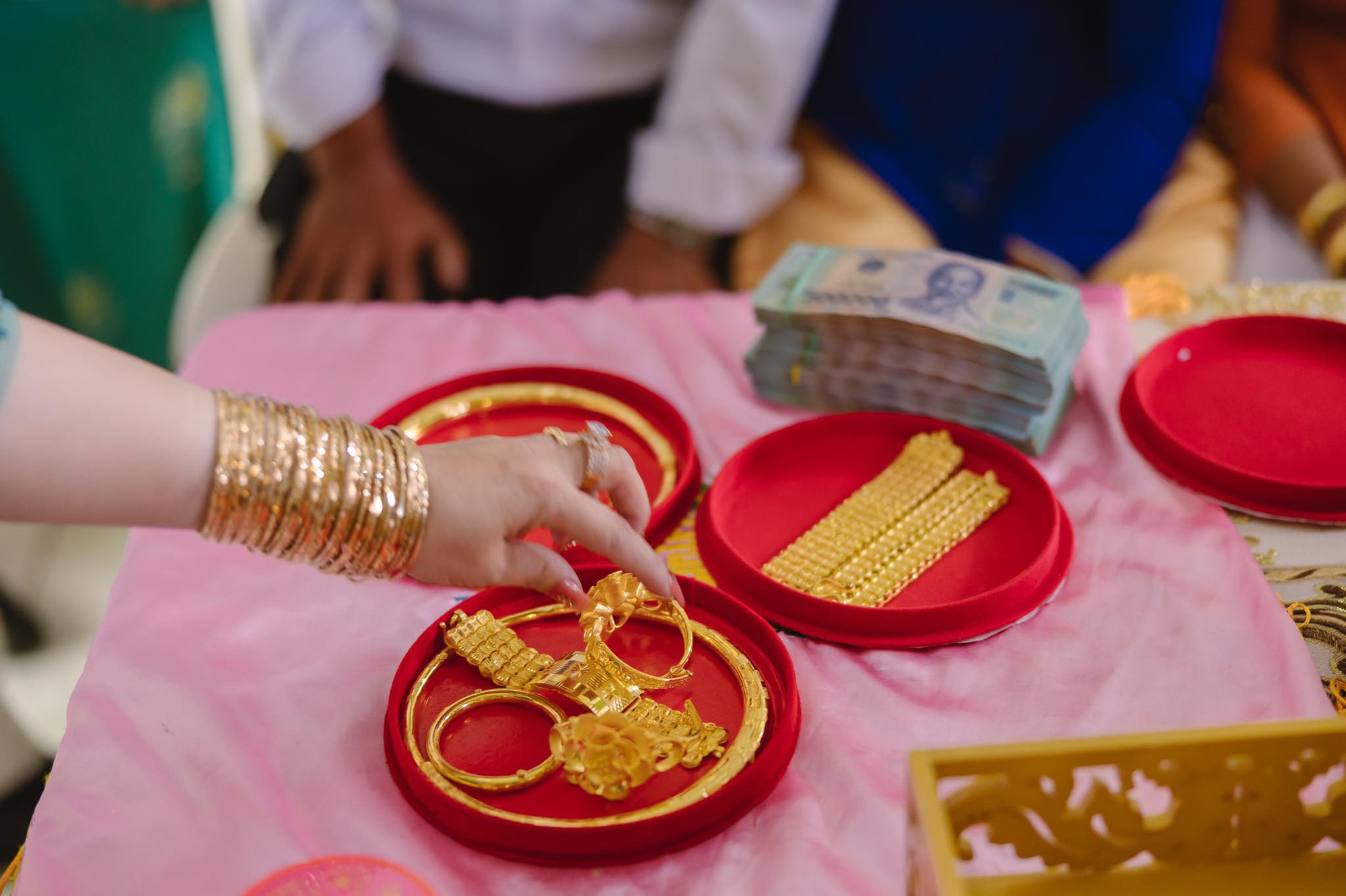 Cô dâu 18 tuổi được tặng 20 cây vàng đeo trĩu người gây bão: Tiết lộ thêm về khoản tiền mặt bố mẹ chồng cho thêm ở đám cưới!-6