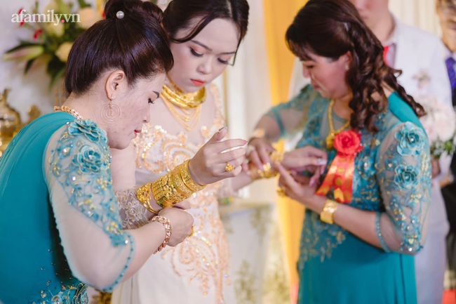 Cô dâu 18 tuổi được tặng 20 cây vàng đeo trĩu người gây bão: Tiết lộ thêm về khoản tiền mặt bố mẹ chồng cho thêm ở đám cưới!-8