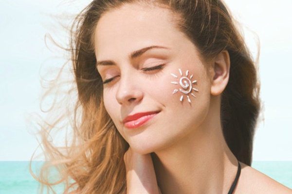 7 món mỹ phẩm bất di bất dịch chuyên gia da liễu khuyên nàng công sở nên dùng trong mùa hè-1