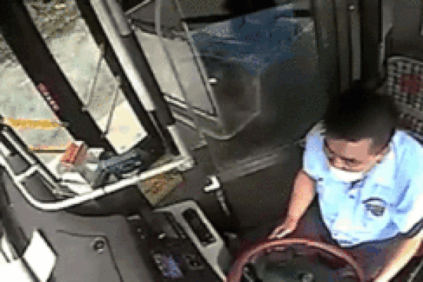Hành động của tài xế xe buýt cứu hành khách trước khi ngất xỉu