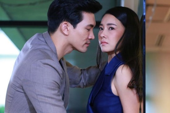 Vợ cũ mời dự sinh nhật con chung, chồng định hàn gắn nhưng thấy người phụ nữ lạ mở cửa mà anh tím tái mặt mày